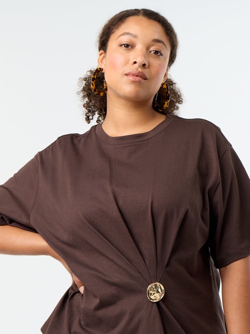 Camiseta drapeada con joya dorada tipo broche - Kiabi