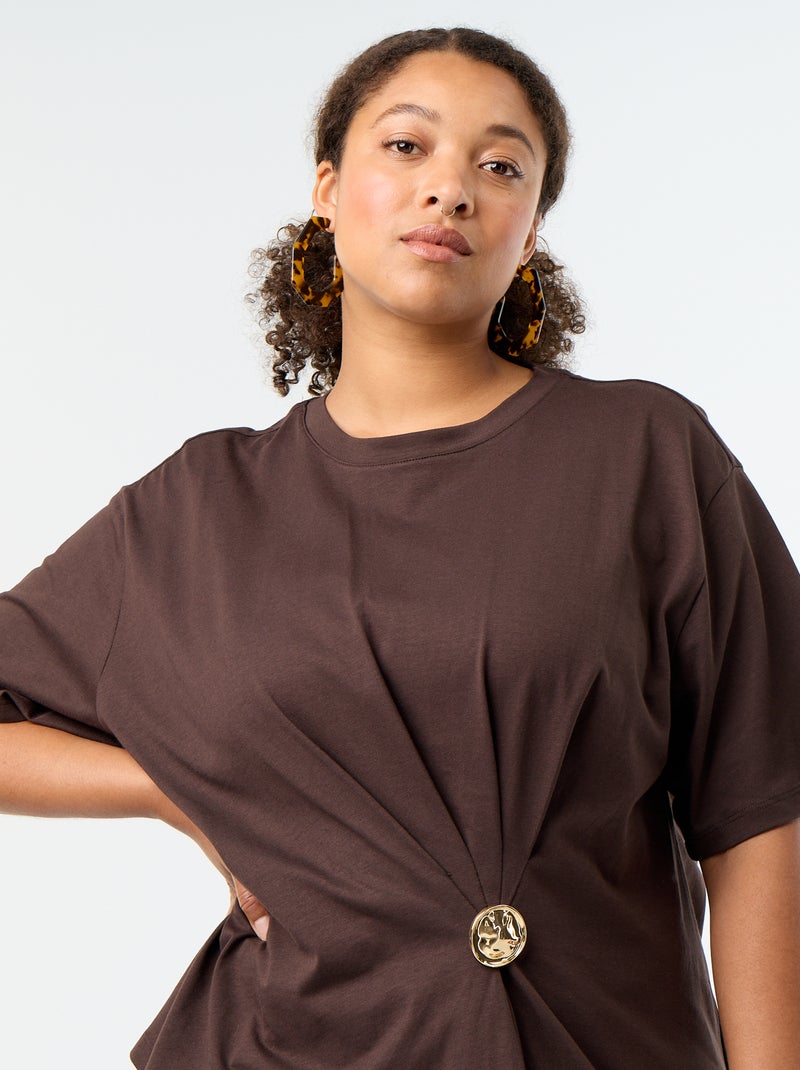 Camiseta drapeada con joya dorada tipo broche Marron - Kiabi
