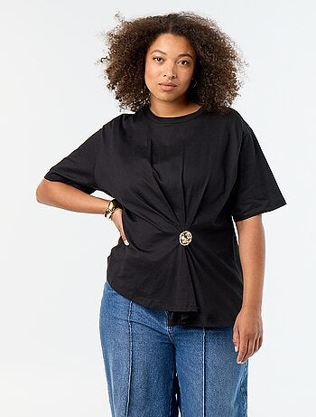Camiseta drapeada con joya dorada tipo broche