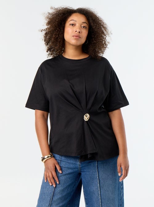 Camiseta drapeada con joya dorada tipo broche - Kiabi