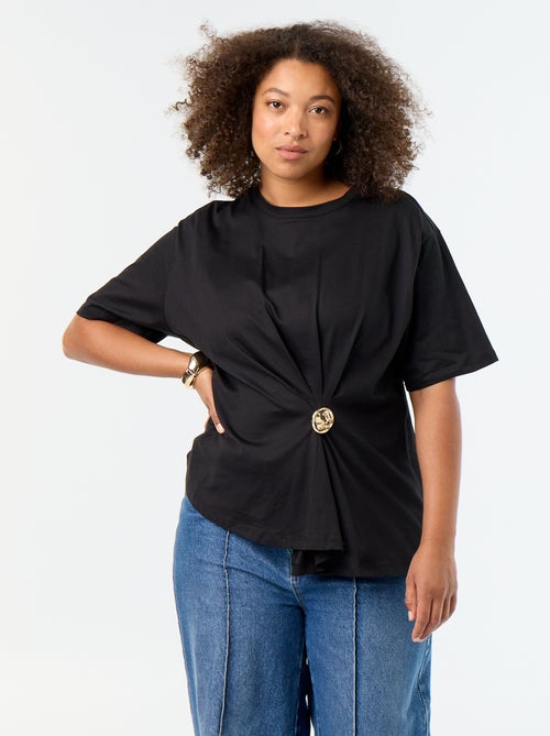 Camiseta drapeada con joya dorada tipo broche - Kiabi