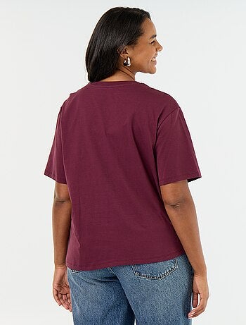 Camiseta drapeada con joya dorada tipo broche