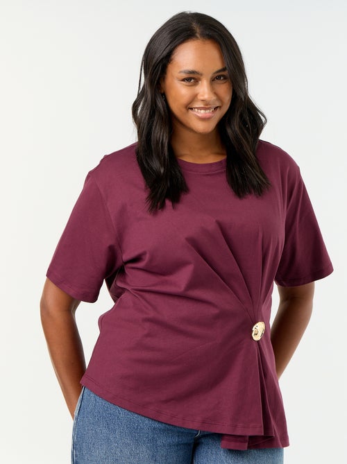 Camiseta drapeada con joya dorada tipo broche - Kiabi
