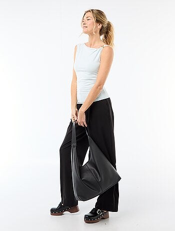 Camiseta elástica con joya dorada