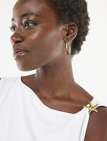 Camiseta elástica con joya dorada