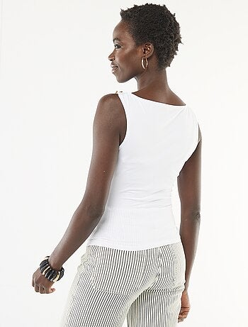 Camiseta elástica con joya dorada