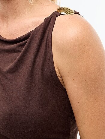 Camiseta elástica con joya dorada