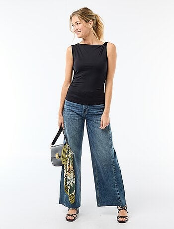 Camiseta elástica con joya dorada