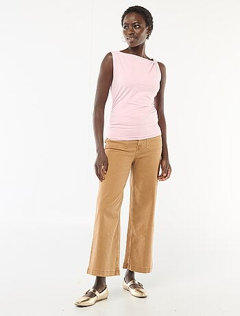 Camiseta elástica con joya dorada