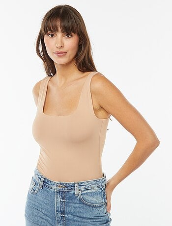 Camiseta elástica de cuello cuadrado