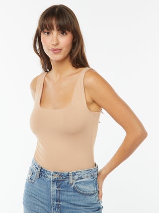 Camiseta elástica de cuello cuadrado