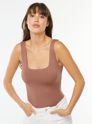 Camiseta elástica de cuello cuadrado