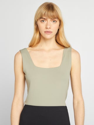 Camiseta elástica de cuello cuadrado