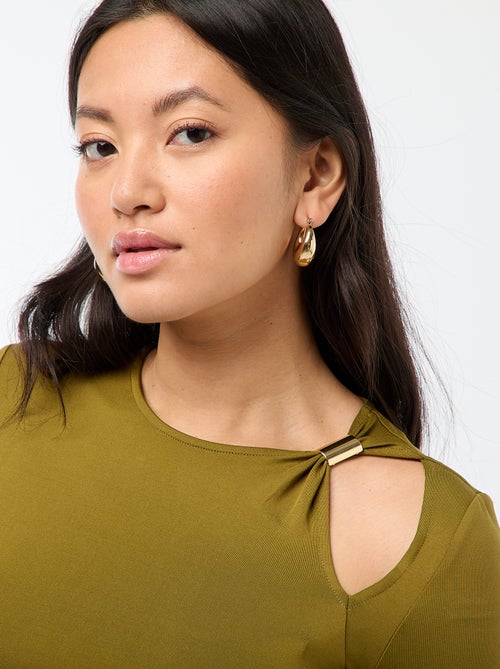 Camiseta entallada con detalle dorado - Kiabi