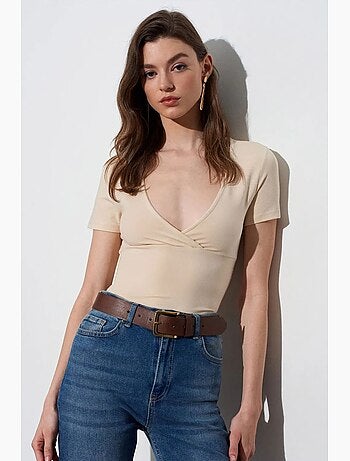 Camiseta entallada de manga corta con cuello de pico dilvin