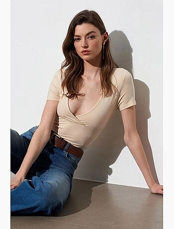 Camiseta entallada de manga corta con cuello de pico dilvin