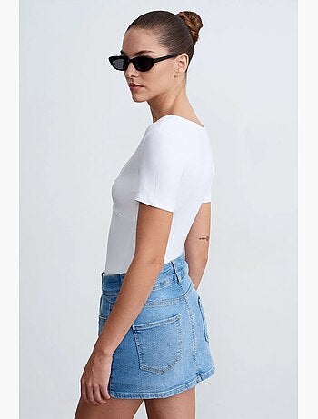 Camiseta entallada de manga corta con cuello de pico dilvin