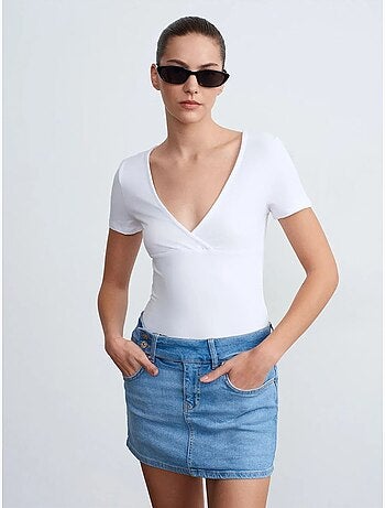 Camiseta entallada de manga corta con cuello de pico dilvin