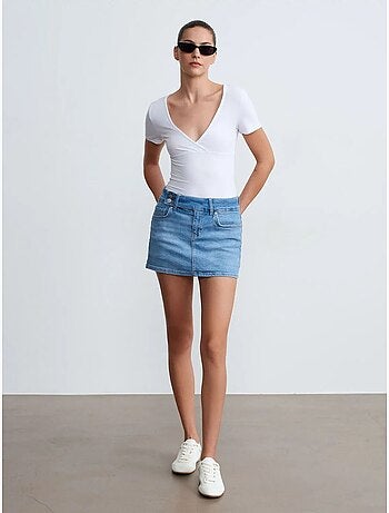 Camiseta entallada de manga corta con cuello de pico dilvin