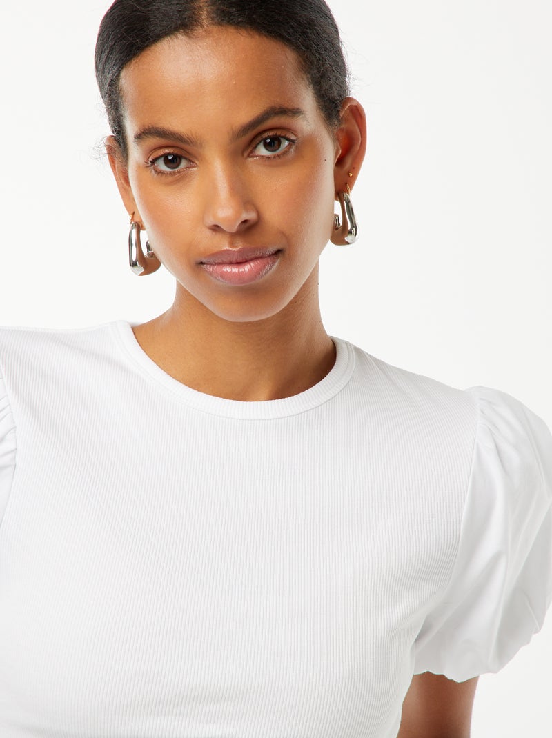 Camiseta entallada en dos materiales con manga abullonada blanco - Kiabi