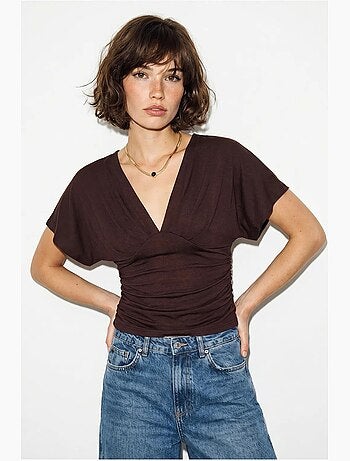 Camiseta entallada escote pico manga corta lucci