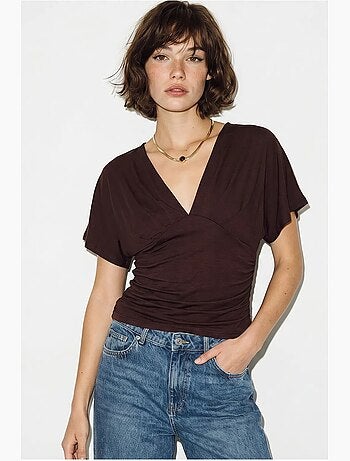 Camiseta entallada escote pico manga corta lucci