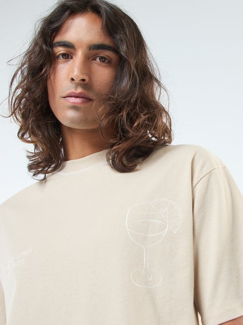 Camiseta estampada con bordado en el pecho y estampado trasero - Kiabi
