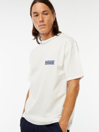 Camiseta estampada con bordado en el pecho y estampado trasero