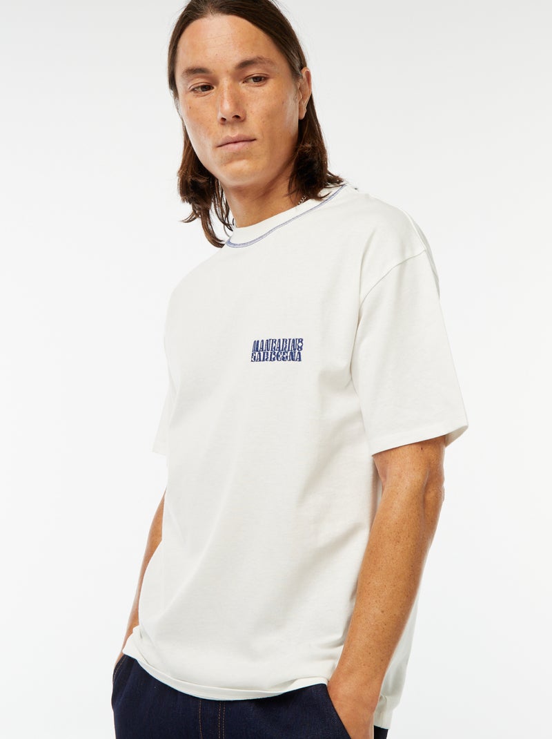 Camiseta estampada con bordado en el pecho y estampado trasero blanco - Kiabi