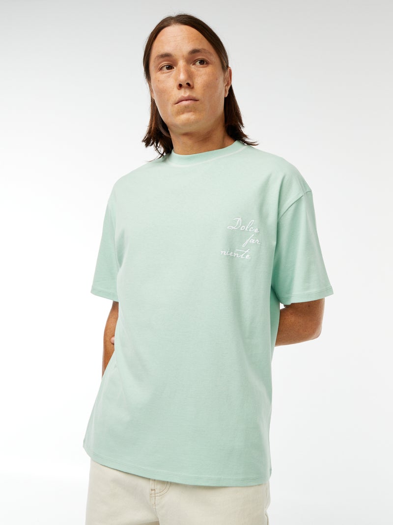 Camiseta estampada con bordado en el pecho y estampado trasero Verde - Kiabi
