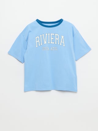 Camiseta estampada fantasía de manga corta con ribetes contrastantes
