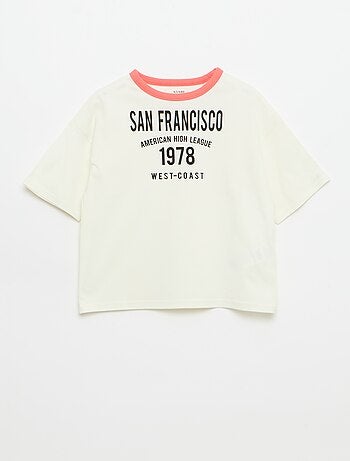 Camiseta estampada fantasía de manga corta con ribetes contrastantes