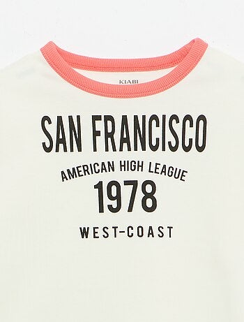 Camiseta estampada fantasía de manga corta con ribetes contrastantes