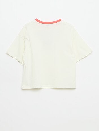 Camiseta estampada fantasía de manga corta con ribetes contrastantes
