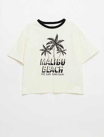 Camiseta estampada fantasía de manga corta con ribetes contrastantes