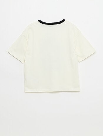 Camiseta estampada fantasía de manga corta con ribetes contrastantes