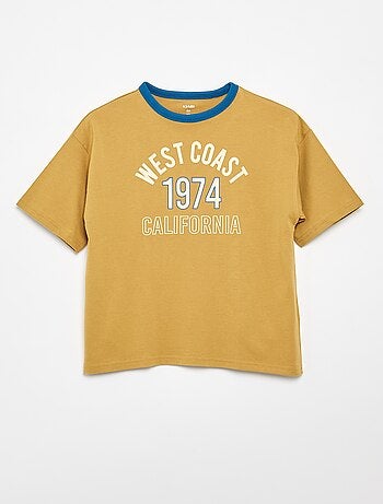 Camiseta estampada fantasía de manga corta con ribetes contrastantes