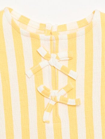Camiseta estampada y con volantes