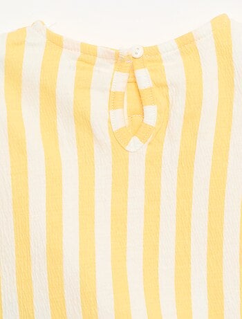 Camiseta estampada y con volantes