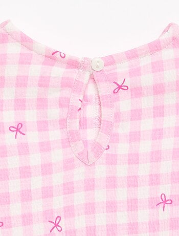 Camiseta estampada y con volantes