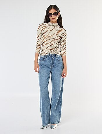 Camiseta fluida con cuello alto estampado