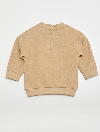 Camiseta gruesa con animal bordado