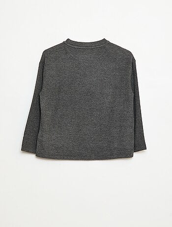 Camiseta corte holgado con diseño en el pecho