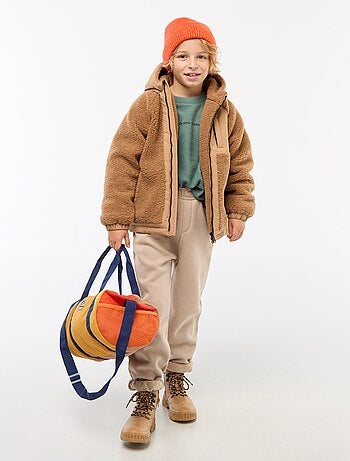 Camiseta corte holgado con diseño en el pecho