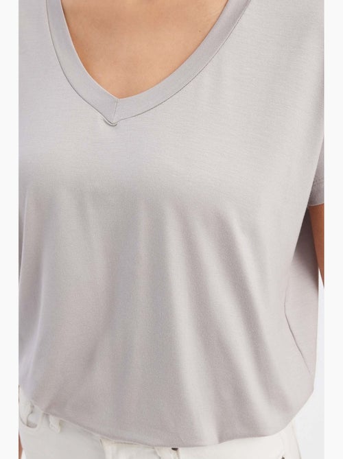 Camiseta holgada de manga corta con cuello en v hiccup - Kiabi