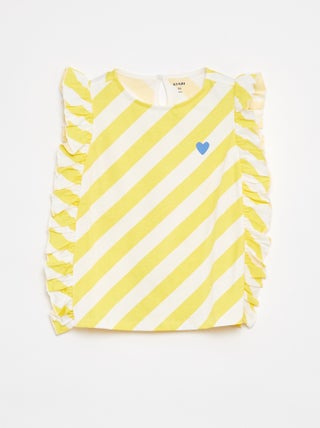 Camiseta ligera colorida con volantes en las sisas