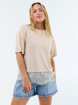 Camiseta ligera con bajo de encaje