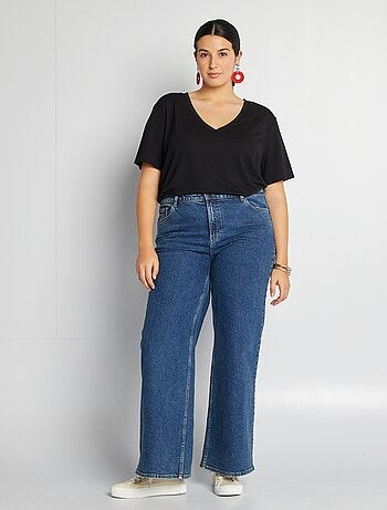 Camiseta lisa básica con cuello de pico