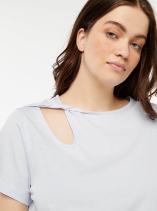 Camiseta lisa con abertura con calados efecto retorcido