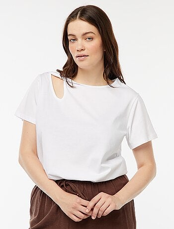 Camiseta lisa con abertura con calados efecto retorcido